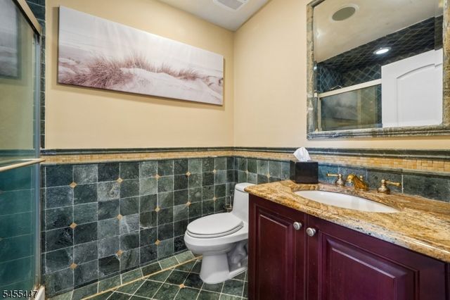 4 Centennial Ct, Totowa Boro, NJ 07512