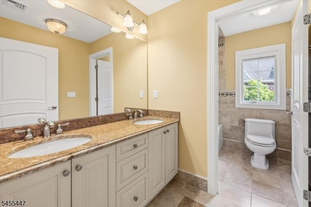 4 Centennial Ct, Totowa Boro, NJ 07512