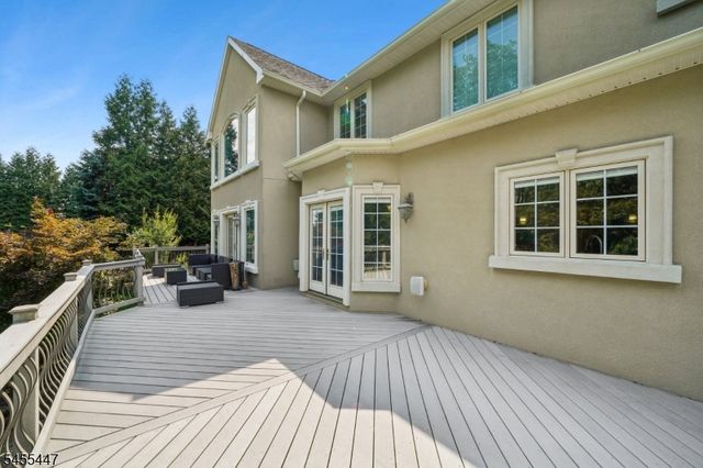 4 Centennial Ct, Totowa Boro, NJ 07512