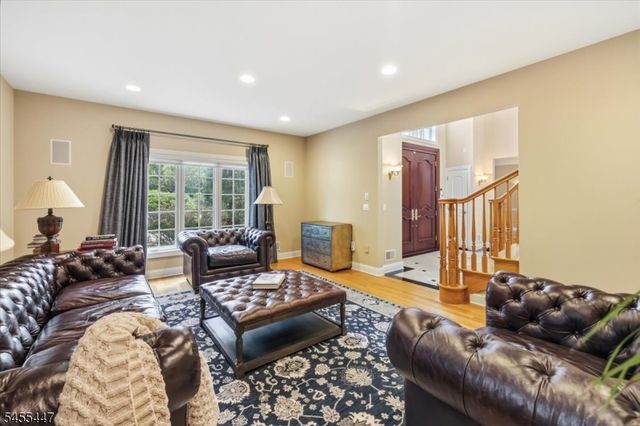 4 Centennial Ct, Totowa Boro, NJ 07512