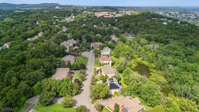 4 Centennial Ct, Totowa Boro, NJ 07512