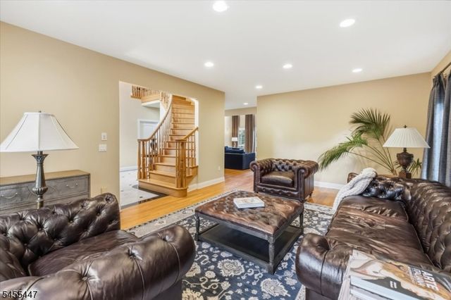 4 Centennial Ct, Totowa Boro, NJ 07512