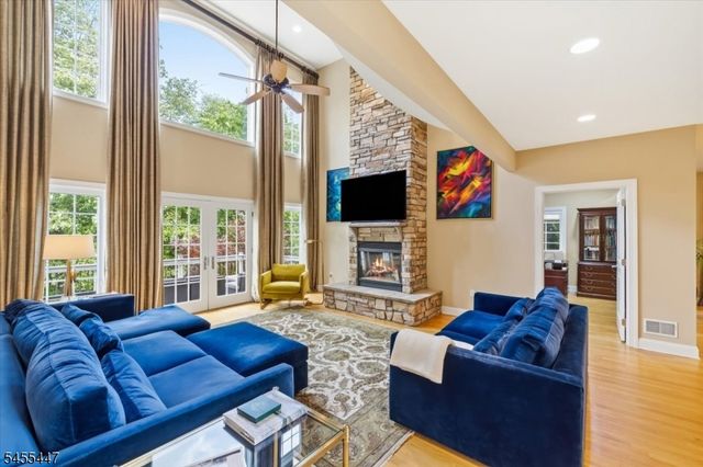 4 Centennial Ct, Totowa Boro, NJ 07512