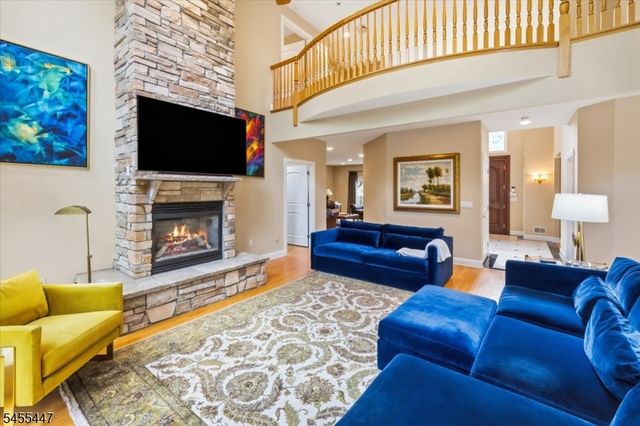 4 Centennial Ct, Totowa Boro, NJ 07512