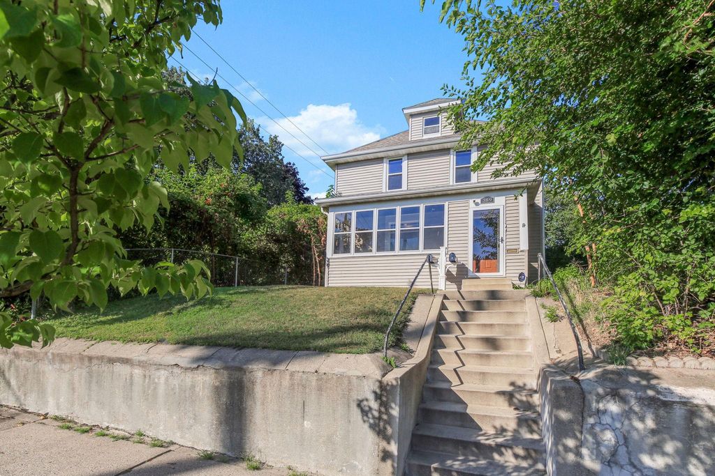 389 Fairview Avenue N, Saint Paul, MN 55104