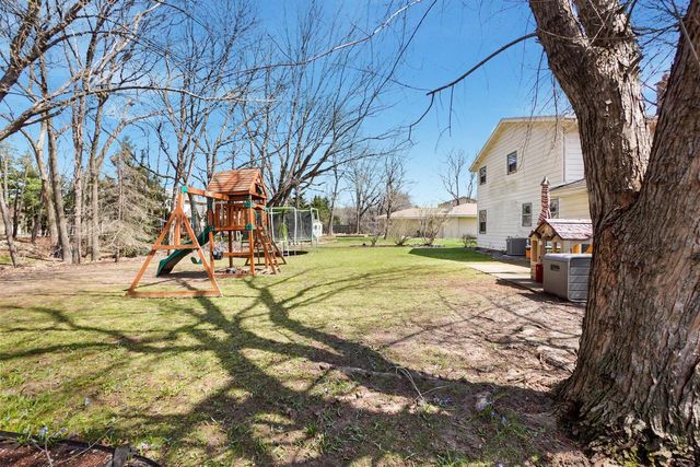 738 Buckingham WAY, Hartland, WI 53029