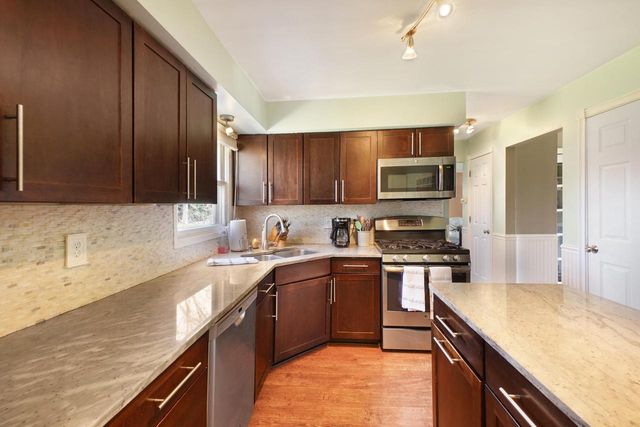 738 Buckingham WAY, Hartland, WI 53029