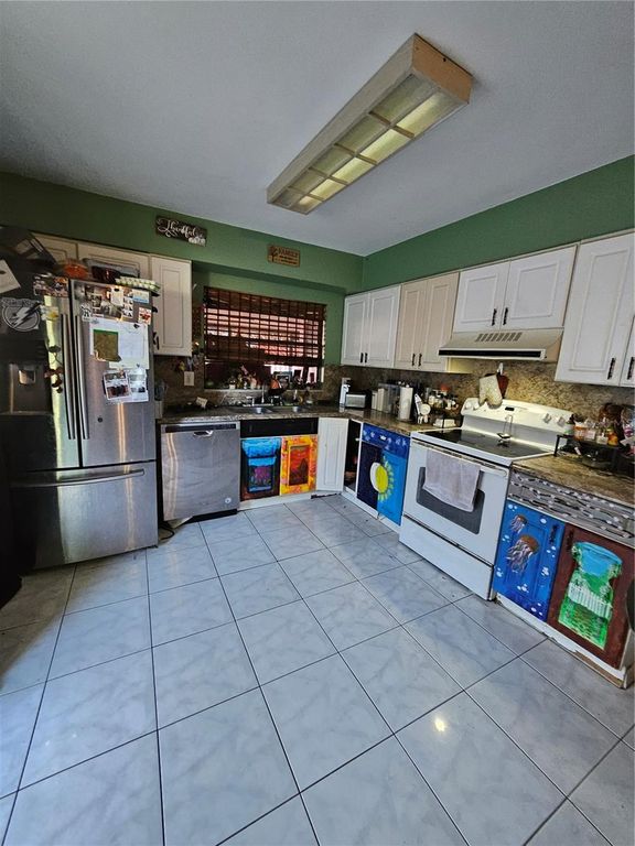 Image 5 of property listing at Address unavailable.