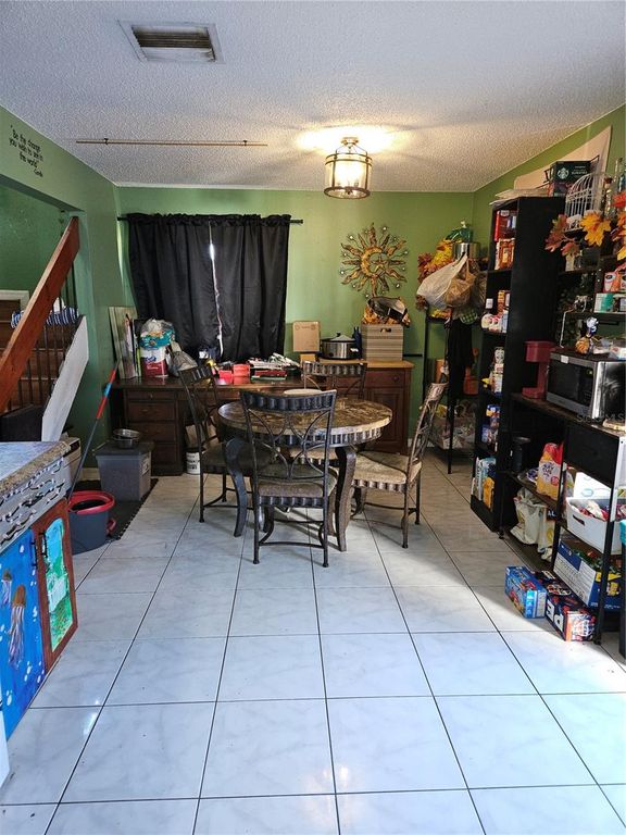 Image 6 of property listing at Address unavailable.