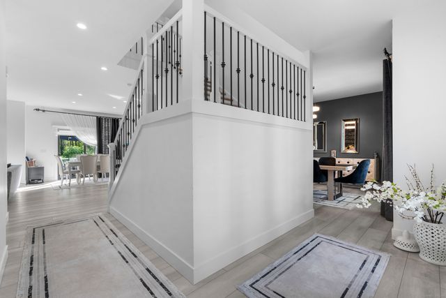 6 Vinnie Drive, Wethersfield, CT 06109