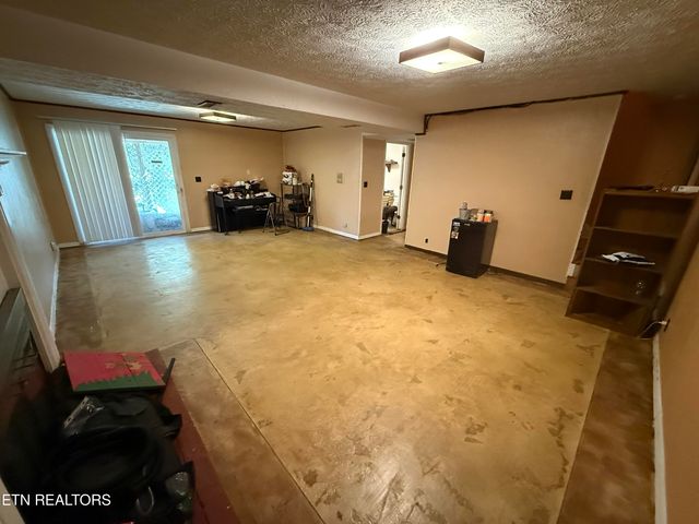 412 S Carter School Rd, Strawberry Plains, TN 37871