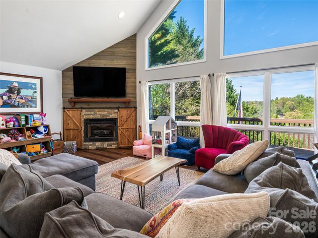 15 Tiffany Lane, Asheville, NC 28804