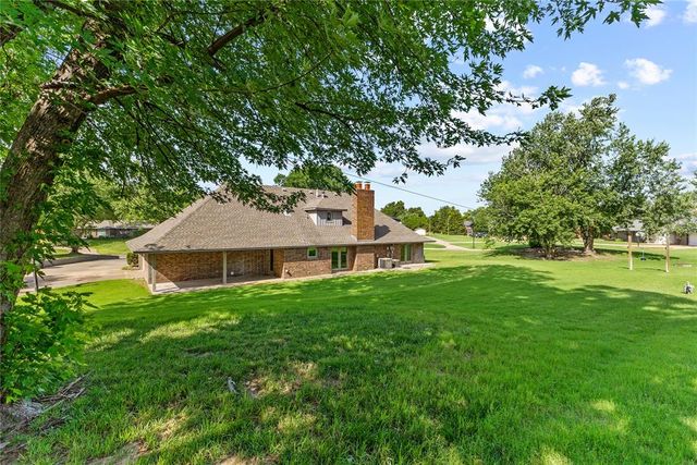 2442 Edgewood Drive, Enid, OK 73703