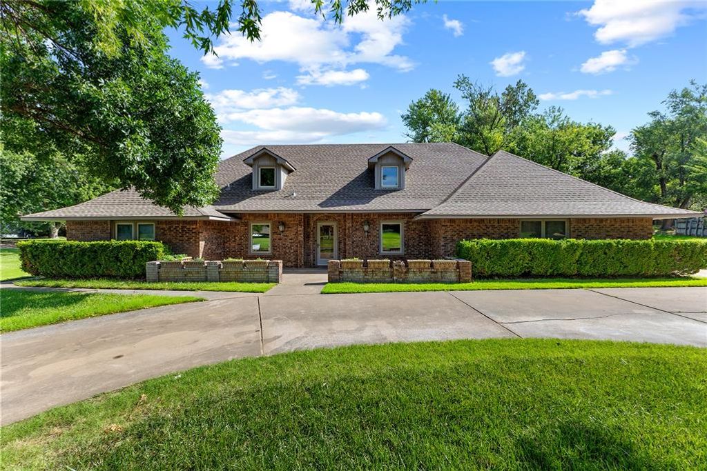 2442 Edgewood Drive, Enid, OK 73703