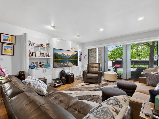 29539 Pine Ridge Circle, Farmington Hills, MI 48331