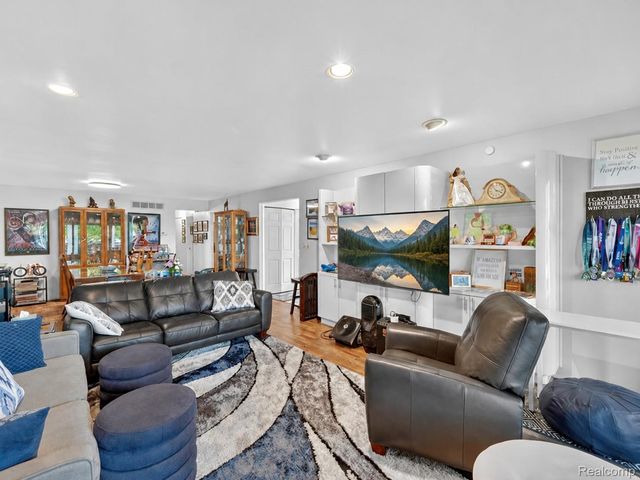 29539 Pine Ridge Circle, Farmington Hills, MI 48331