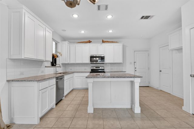 340 Oakbend Drive, Lewisville, TX 75067