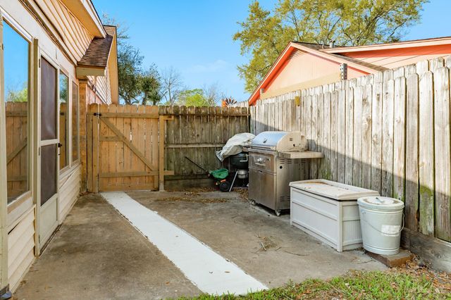 5703 Rockland Drive, Pearland, TX 77584