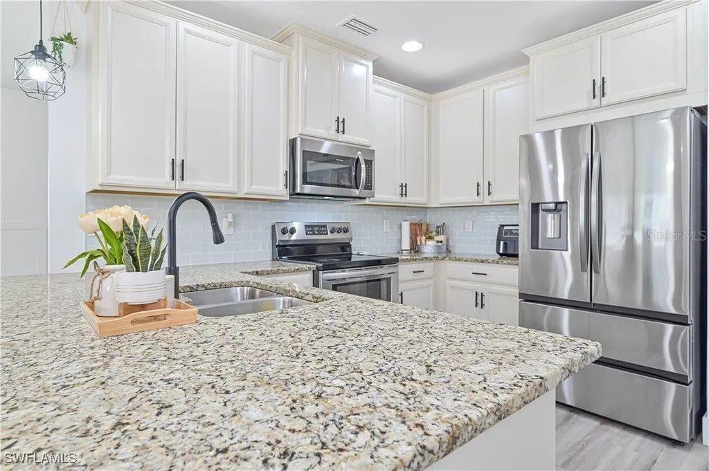 Image 18 of property listing at 3804 TILBOR CIRCLE, Fort Myers, FL 33916