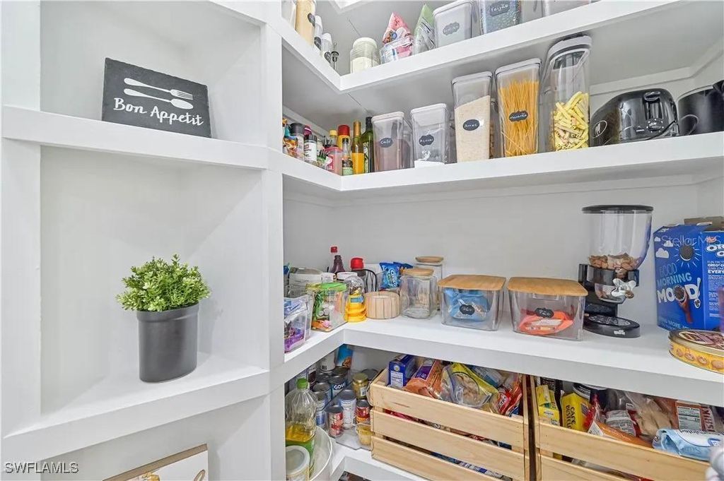 Image 20 of property listing at 3804 TILBOR CIRCLE, Fort Myers, FL 33916