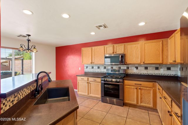 675 W Ash Ridge Drive, Green Valley, AZ 85614