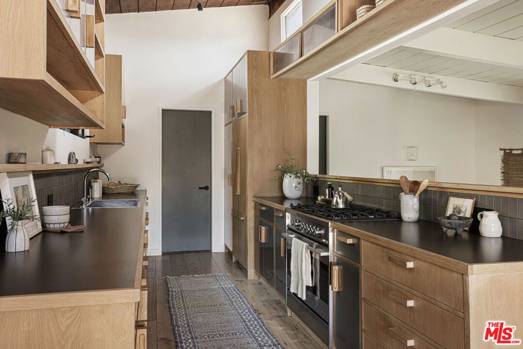 Image 13 of property listing at 459 Dustin Drive, Los Angeles, CA 90065