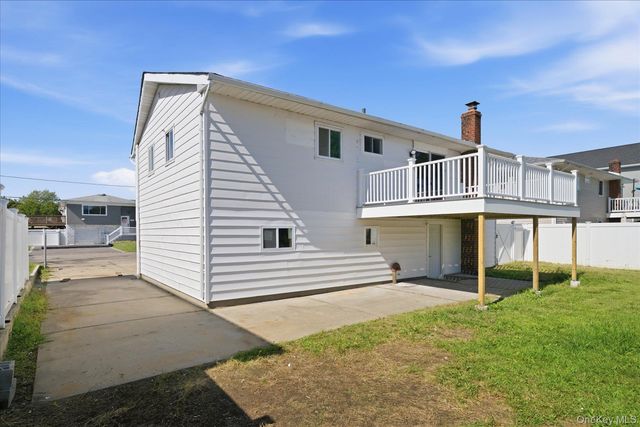14 Garfield Place, Lindenhurst, NY 11757