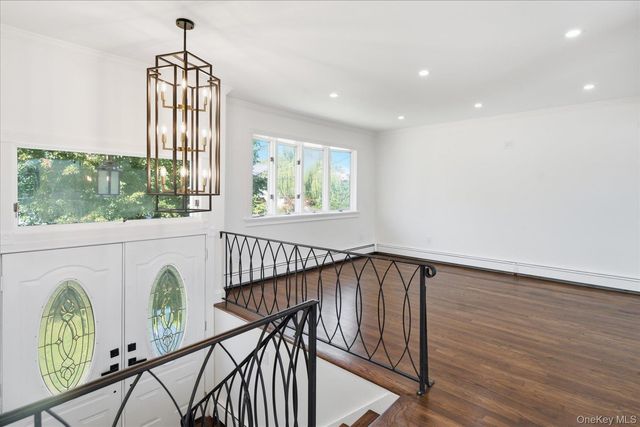 14 Garfield Place, Lindenhurst, NY 11757