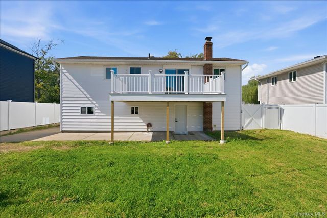 14 Garfield Place, Lindenhurst, NY 11757