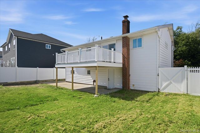 14 Garfield Place, Lindenhurst, NY 11757