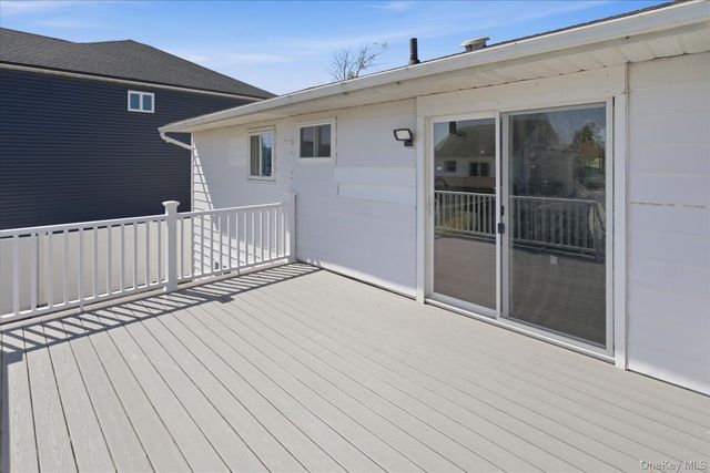 14 Garfield Place, Lindenhurst, NY 11757