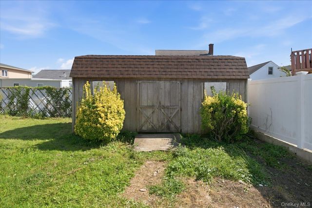 14 Garfield Place, Lindenhurst, NY 11757