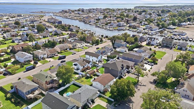 14 Garfield Place, Lindenhurst, NY 11757