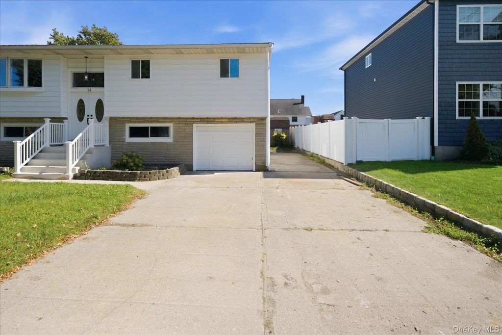 14 Garfield Place, Lindenhurst, NY 11757 — photo 2