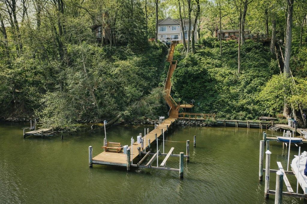 Image 1 of property listing at 928 WATERVIEW DR, Crownsville, MD 21032