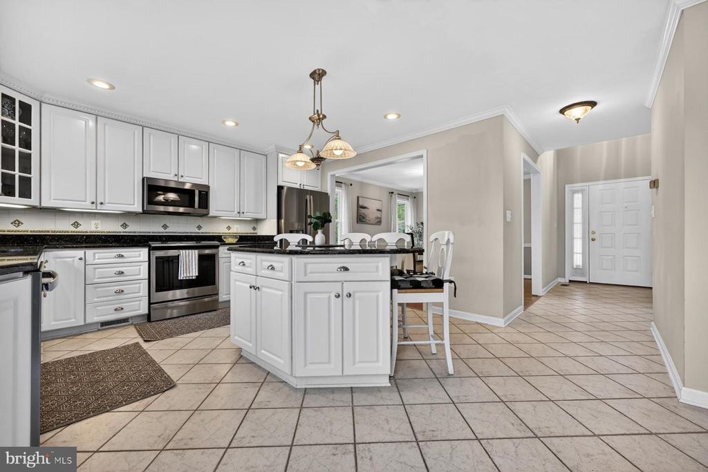 Image 11 of property listing at 928 WATERVIEW DR, Crownsville, MD 21032