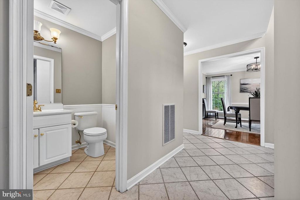 Image 14 of property listing at 928 WATERVIEW DR, Crownsville, MD 21032