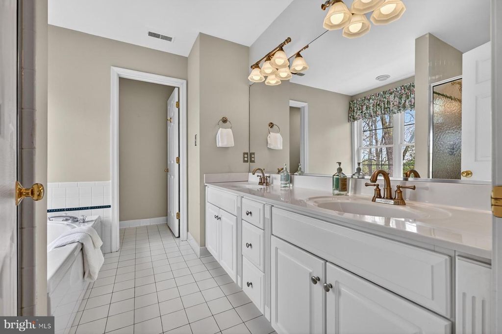 Image 18 of property listing at 928 WATERVIEW DR, Crownsville, MD 21032