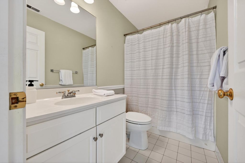 Image 22 of property listing at 928 WATERVIEW DR, Crownsville, MD 21032