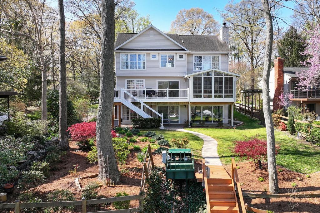 Image 5 of property listing at 928 WATERVIEW DR, Crownsville, MD 21032