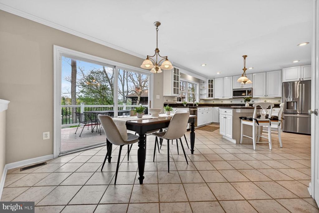 Image 10 of property listing at 928 WATERVIEW DR, Crownsville, MD 21032