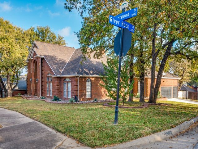 3001 Forestwood Drive, Arlington, TX 76006