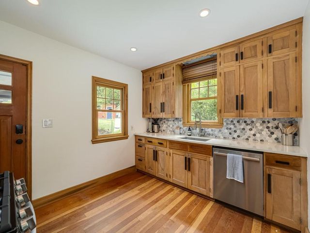 21 Queen Avenue S, Minneapolis, MN 55405