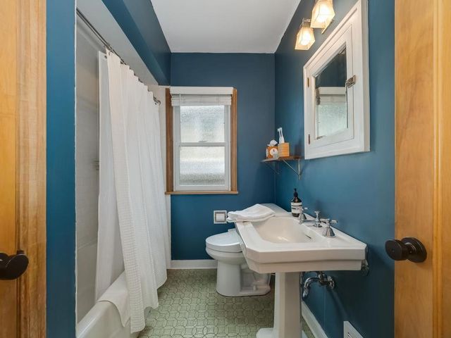 21 Queen Avenue S, Minneapolis, MN 55405