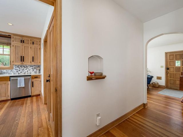 21 Queen Avenue S, Minneapolis, MN 55405