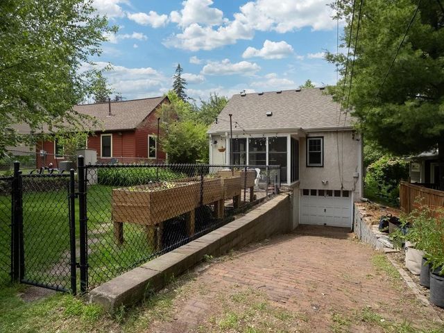 21 Queen Avenue S, Minneapolis, MN 55405
