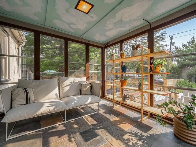 21 Queen Avenue S, Minneapolis, MN 55405