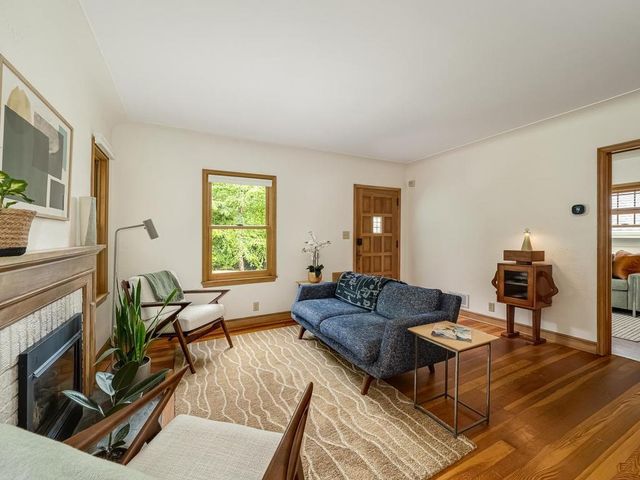 21 Queen Avenue S, Minneapolis, MN 55405