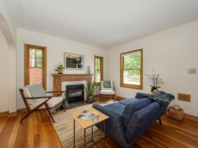 21 Queen Avenue S, Minneapolis, MN 55405