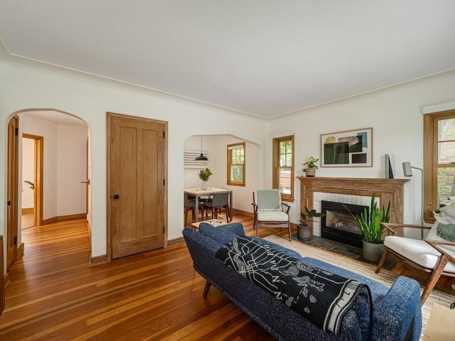 21 Queen Avenue S, Minneapolis, MN 55405